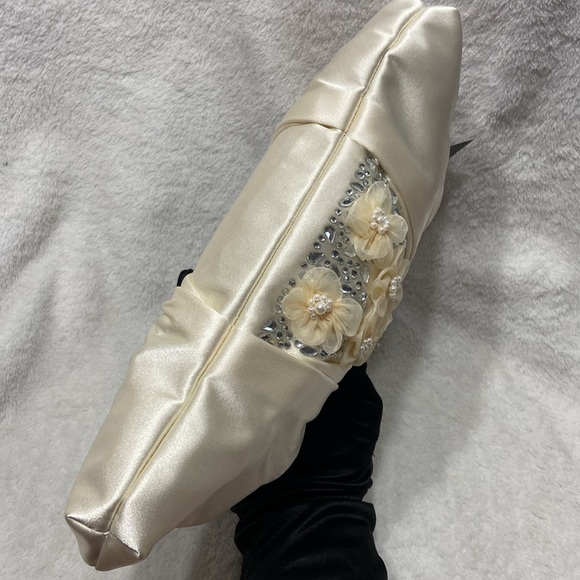 Badgley Mischka Cream Crossbody Bag - Picture 5 of 12